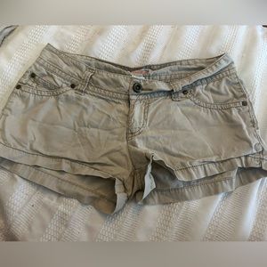 Size 7 mudd shorts.